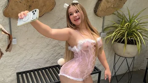 "Hermanastra ¿TE AUTOIDENTIFICAS COMO UNA QUÉ?" ¿Conejita playboy?